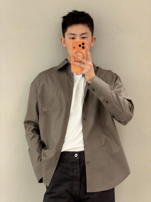 로에베 포켓 아나그램 자수 코튼 긴팔 셔츠 올리브 레플리카 미러급 SA급 S급 고퀄리티 하이엔드 최상급 의류 [남성여성공용]