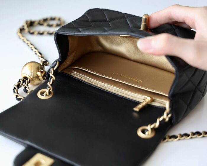 샤넬 레플리카 체인 골든볼 쁘띠삭 램스킨 숄더백 블랙 금장 8