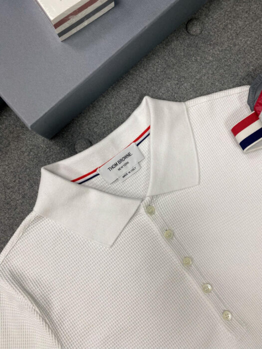 톰브라운 컴팩트 와플 립 커프 4-바 폴로 반팔 셔츠 [3컬러] [매장-180만원대] 레플리카 미러급 SA급 S급 고퀄리티 반팔 카라티 최상급 하이엔드 - best 15