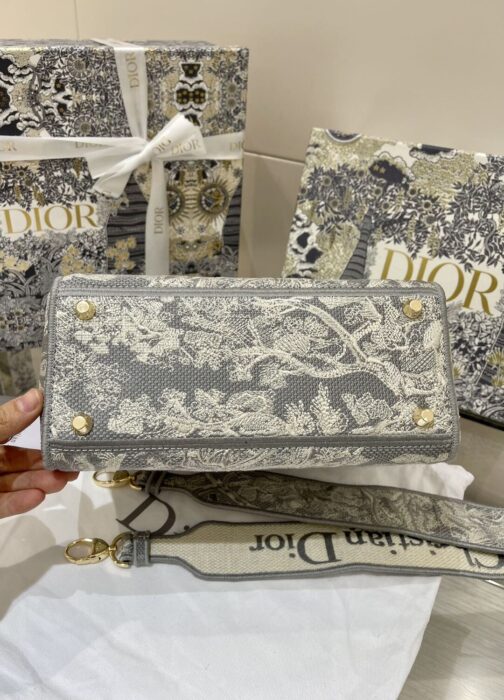 디올-레플리카-레이디-라이트-미디엄-백-명품 레플리카 미러 SA급 디올 레플리카 레이디 라이트 미디엄 백 19