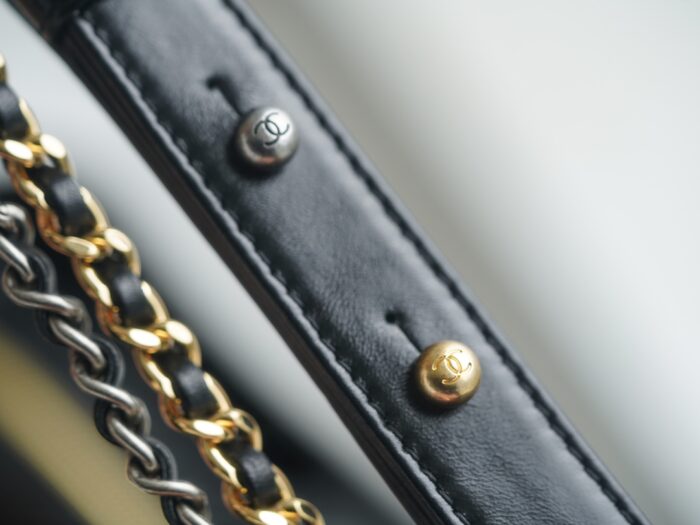 샤넬 레플리카 가브리엘 라지 카프스킨 호보백 블랙 14