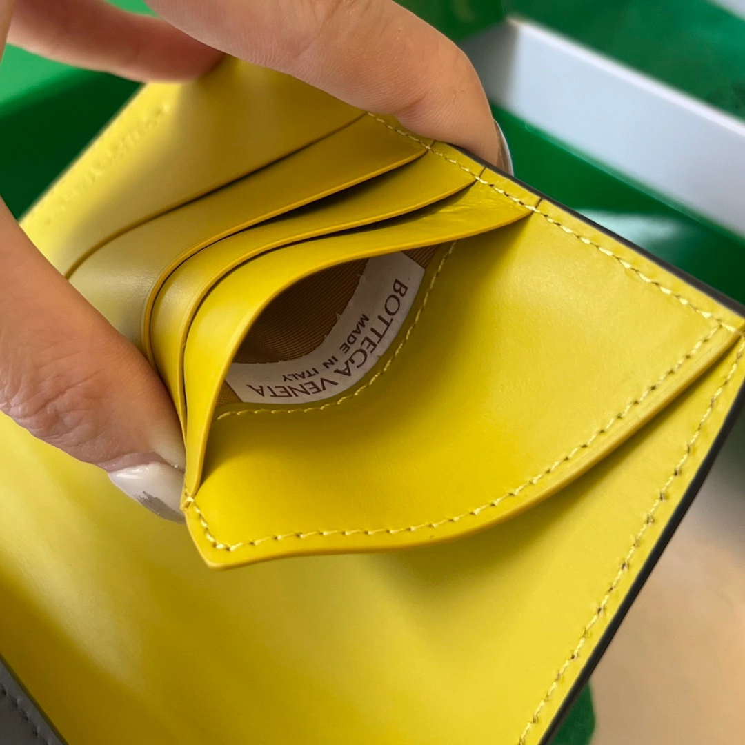 보테가베네타 여권 지갑 (3color) 레플리카 미러급 SA급 S급 고퀄리티  [남성여성공용] best 23