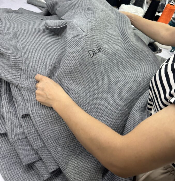 디올 모노그램 자수 양털 V넥 순색 니트 그레이 긴팔 레플리카 미러급 SA급 S급 고퀄리티 하이엔드 최상급 의류 [남성] - best 8
