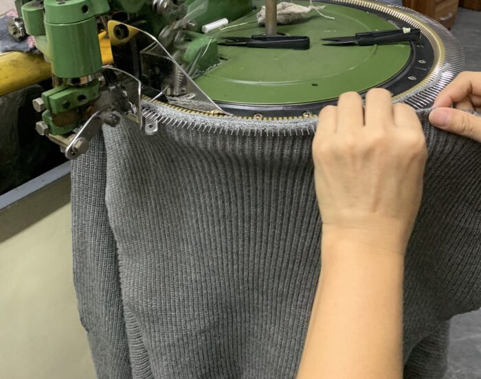 디올 모노그램 자수 양털 V넥 순색 니트 그레이 긴팔 레플리카 미러급 SA급 S급 고퀄리티 하이엔드 최상급 의류 [남성] - best 5