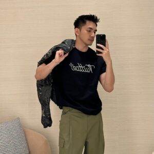 루이비통 시크니처 엠벨리시드 반팔티 1AIMLZ 블랙 레플리카 미러급 SA급 S급 고퀄리티 하이엔드 최상급 의류 [남성여성공용]