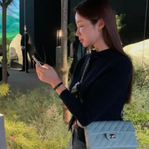 샤넬 레플리카 클래식 미디움 플랩백 그레인드 카프스킨 & 골드 메탈 라이트 블루