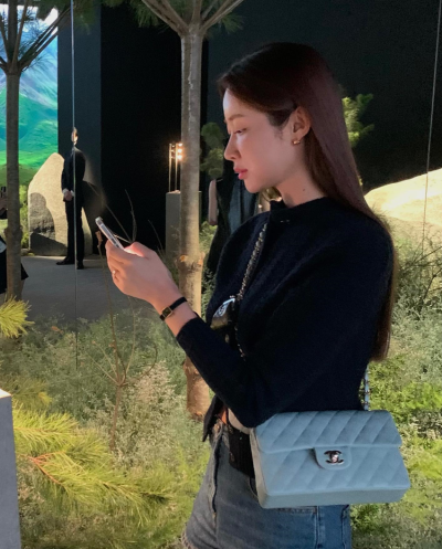 샤넬 레플리카 클래식 미디움 플랩백 그레인드 카프스킨 & 골드 메탈 라이트 블루