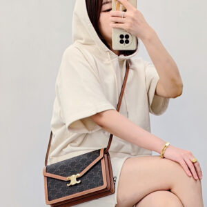 셀린느 레플리카 엔벨로프백 - 트리옹프 캔버스 & 카프스킨 113322EZH.04LU