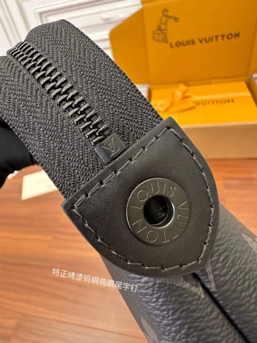 루이비통 포쉐트 보야주 수플 클러치백 M82543 모노그램 이클립스 레플리카 미러급 SA급 S급 고퀄리티 최상급 하이엔드 파우치백 가방 [남성여성공용] best 16