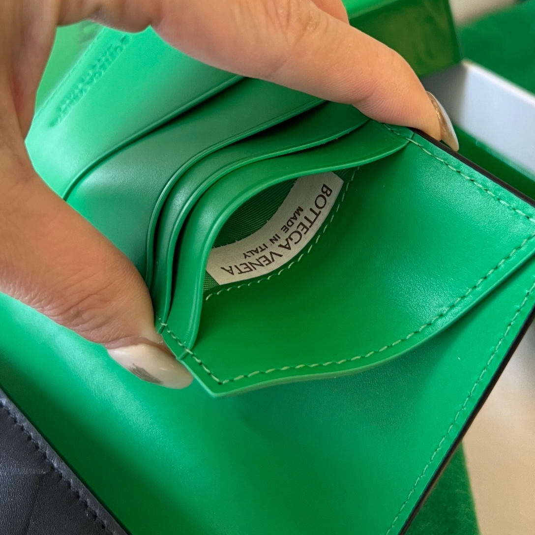 보테가베네타 여권 지갑 (3color) 레플리카 미러급 SA급 S급 고퀄리티  [남성여성공용] best 19