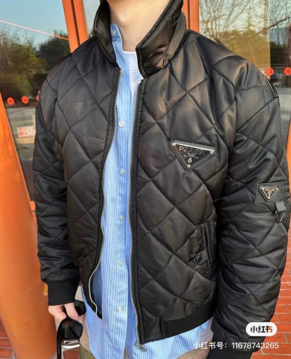 프라다 세모 로고 퀼팅 지퍼 코튼 자켓 블랙 레플리카 미러급 SA급 S급 고퀄리티 하이엔드 최상급 의류 [남성여성공용] - best