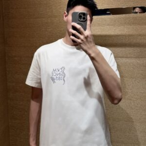 루이비통 뒷면 스퀘어 스카프 프린트 반팔티 화이트 레플리카 미러급 SA급 S급 고퀄리티 하이엔드 최상급 의류 [남성여성공용]