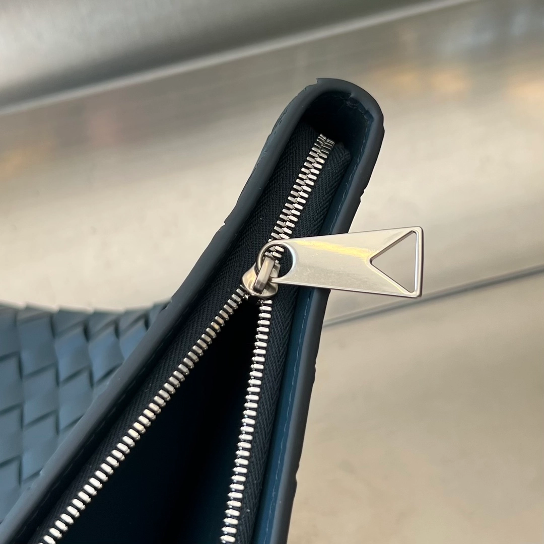 보테가베네타 하프 지퍼 파우치 남성 클러치백 레플리카 미러급 SA급 S급 고퀄리티  [남성여성공용] - best 5