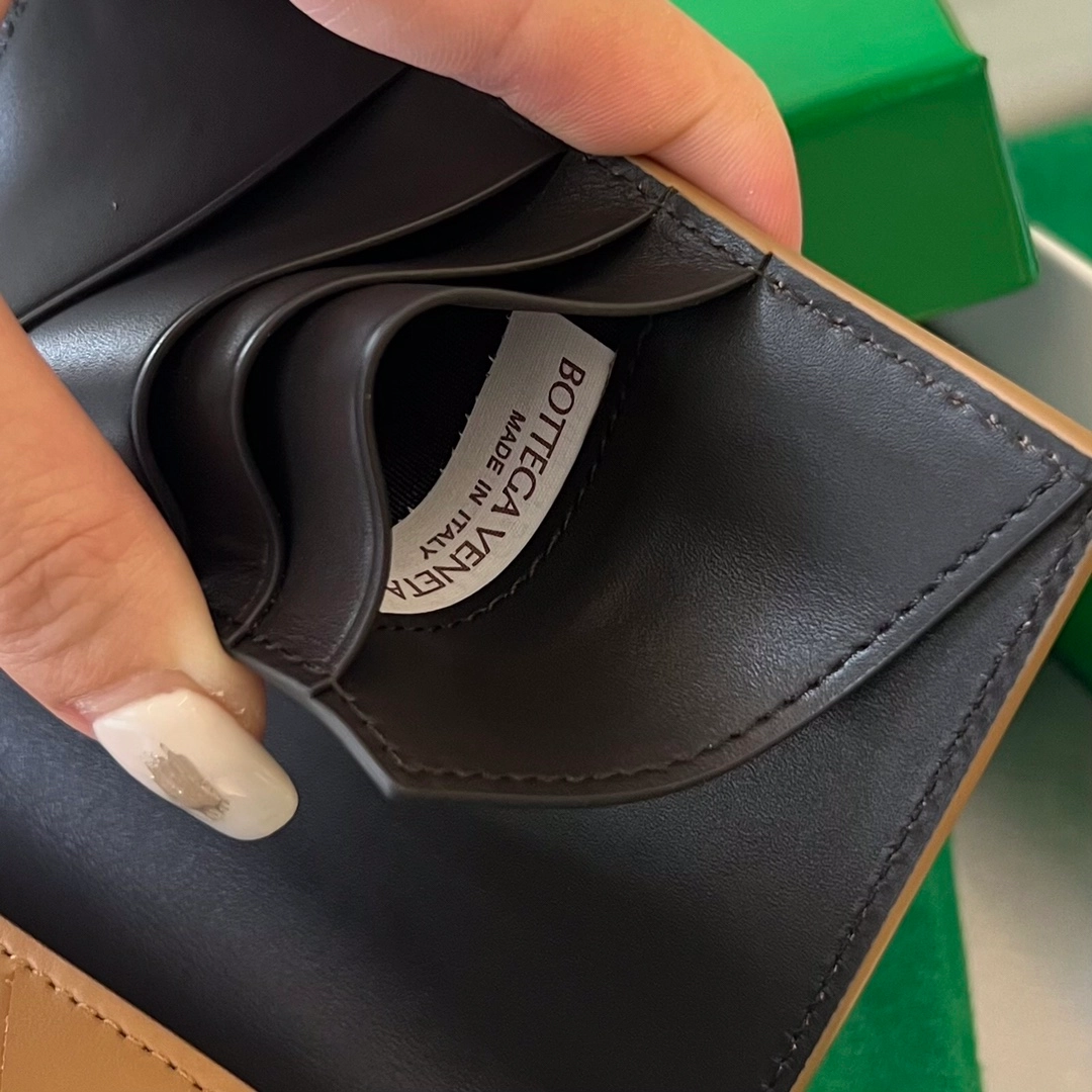 보테가베네타 여권 지갑 (3color) 레플리카 미러급 SA급 S급 고퀄리티  [남성여성공용] best 2