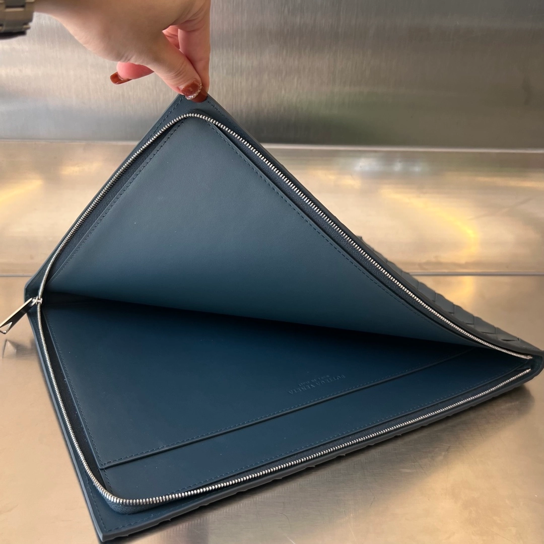 보테가베네타 하프 지퍼 파우치 남성 클러치백 레플리카 미러급 SA급 S급 고퀄리티  [남성여성공용] - best 4