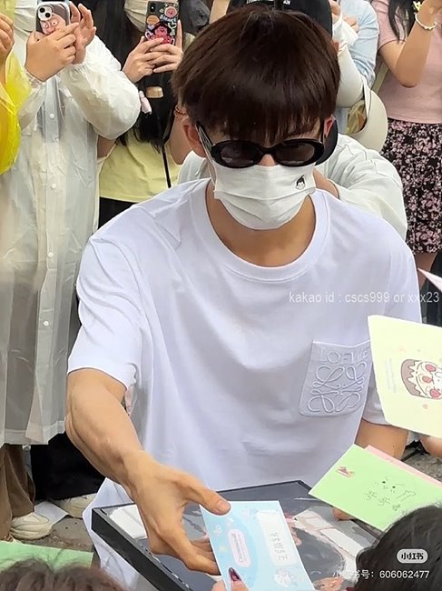 로에베 (2 color) 반팔 라운드티셔츠 레플리카 미러급 SA급 S급 고퀄리티 하이엔드 최상급 셀럽 의류 [남성여성공용] - best 3