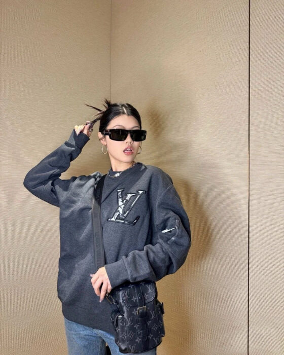 루이비통 점보 모노그램 자수 맨투맨 다크 그레이 레플리카 미러급 SA급 S급 고퀄리티 하이엔드 최상급 의류 [남성여성공용] - thebest 2