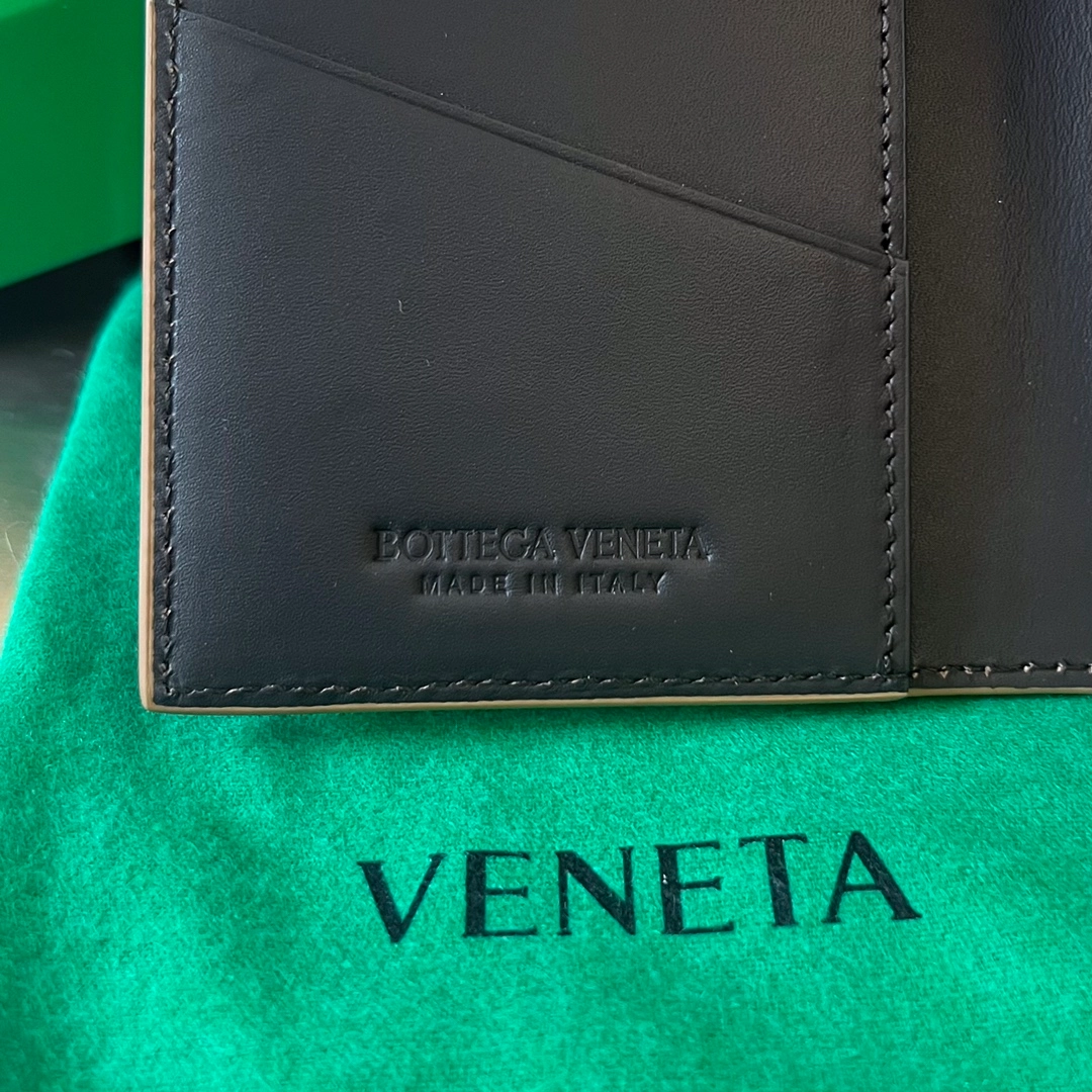 보테가베네타 여권 지갑 (3color) 레플리카 미러급 SA급 S급 고퀄리티  [남성여성공용] best 5