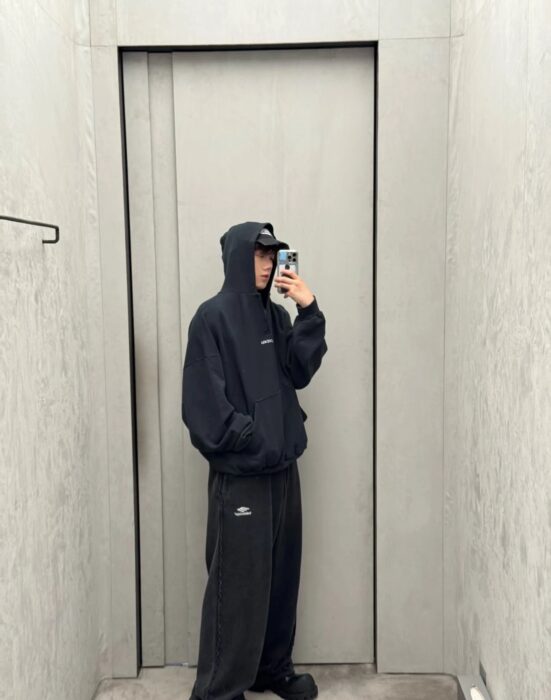 발렌시아가 모노그램 자수 OS핏 후드티 2컬러 레플리카 미러급 SA급 S급 고퀄리티 하이엔드 최상급 의류 [남성여성공용] 4