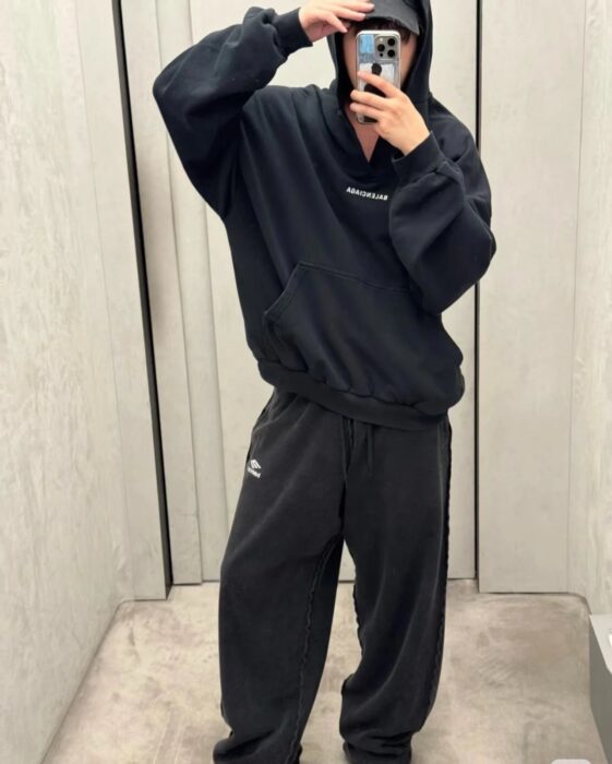 발렌시아가 모노그램 자수 OS핏 후드티 2컬러 레플리카 미러급 SA급 S급 고퀄리티 하이엔드 최상급 의류 [남성여성공용] 9