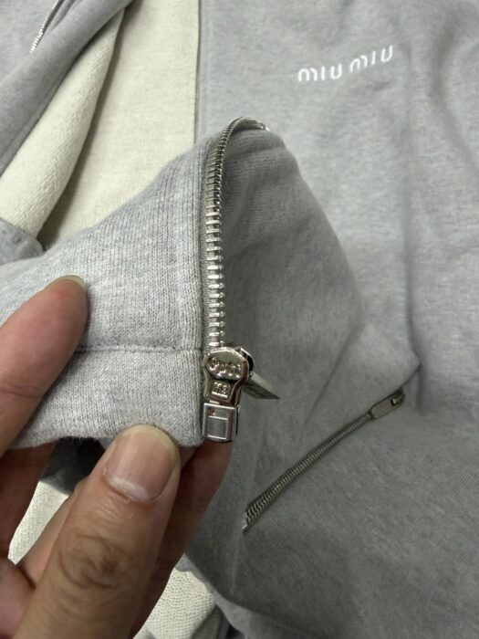 미우미우 지퍼 맨투맨 단색 자켓 그레이 레플리카 미러급 SA급 S급 고퀄리티 하이엔드 최상급 의류 [남성여성공용] 24
