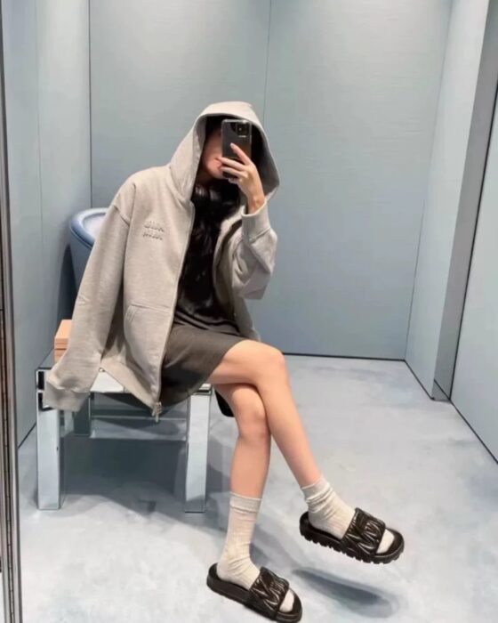 미우미우 모노그램 단색 후드집업 그레이 레플리카 미러급 SA급 S급 고퀄리티 하이엔드 최상급 의류 [남성여성공용] 5