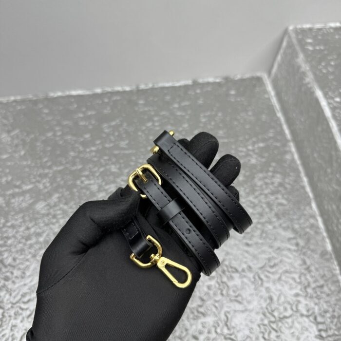 자크뮈스 밤비노 크로스바디 플랩백 블랙 스몰 금장 유광 레더 레플리카 미러급 SA급 S급 고퀄리티 최상급 하이엔드 가방 [여성] 13