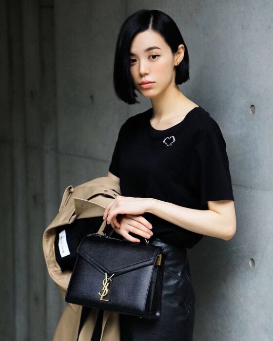 생로랑 그랑 드 뿌드르 엠보스드 가죽 소재의 CASSANDRA 미디엄 탑 핸들 백 블랙 623931 레플리카 미러급 SA급 S급 고퀄리티 최상급 하이엔드 가방 [여성]