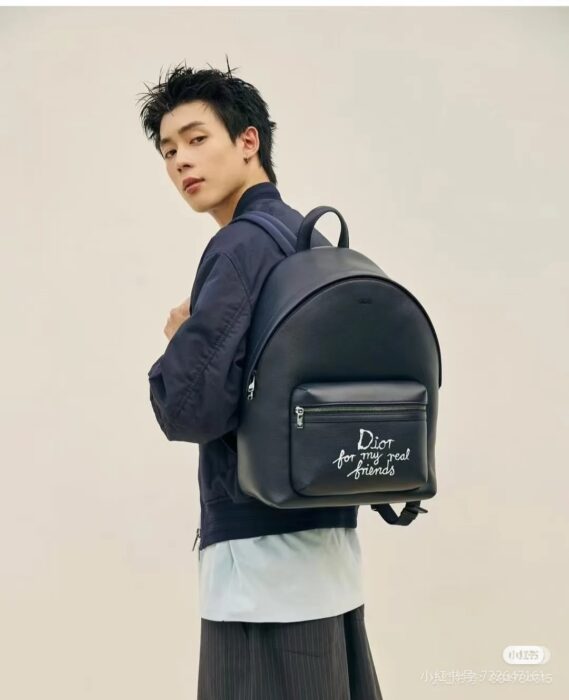 디올 x 하일톤 넬 라이더 2.0 집 백팩 그레인드 카프스킨 프린트 네이비 블루 화이트 레플리카 미러급 SA급 S급 고퀄리티 최상급 하이엔드 가방 [남성여성공용]