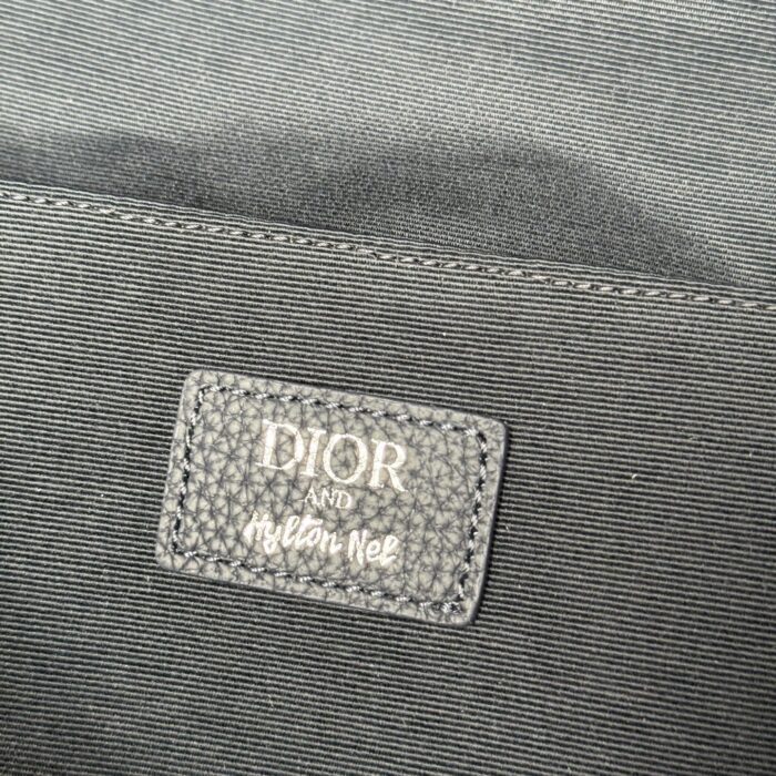 디올 x 하일톤 넬 라이더 2.0 집 백팩 그레인드 카프스킨 프린트 네이비 블루 화이트 레플리카 미러급 SA급 S급 고퀄리티 최상급 하이엔드 가방 [남성여성공용] 13