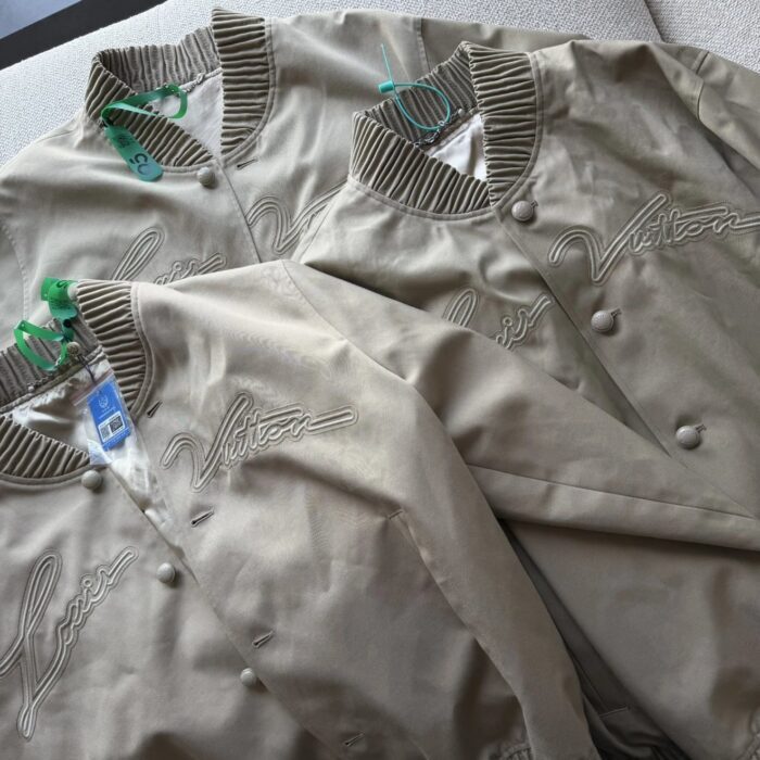 루이비통 자수 봄버 자켓 카키 레플리카 미러급 SA급 S급 고퀄리티 하이엔드 최상급 의류 [남성여성공용] 12