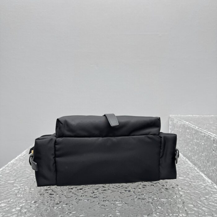 프라다 익스플로어 스몰 리나일론 숄더백 블랙 레플리카 미러급 SA급 S급 고퀄리티 최상급 하이엔드 가방 [남성여성공용] 7