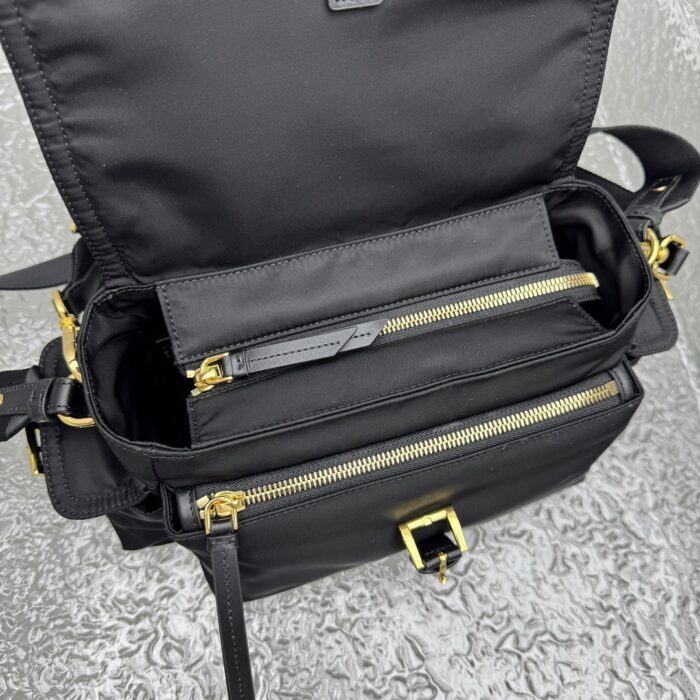 프라다 익스플로어 스몰 리나일론 숄더백 블랙 레플리카 미러급 SA급 S급 고퀄리티 최상급 하이엔드 가방 [남성여성공용] 3