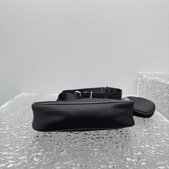 프라다 리에디션 2005 리나일론 앤 사피아노 레더 백 참 블랙 레플리카 미러급 SA급 S급 고퀄리티 최상급 하이엔드 가방 [남성여성공용] 7