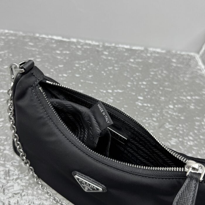 프라다 리에디션 2005 리나일론 앤 사피아노 레더 백 참 블랙 레플리카 미러급 SA급 S급 고퀄리티 최상급 하이엔드 가방 [남성여성공용] 12