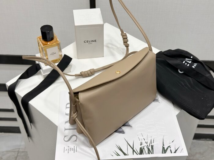 셀린느 트리오 플랩 부드러운 램스킨 10P862 라이트 베이지 레플리카 미러급 SA급 S급 고퀄리티 최상급 하이엔드 가방 [남성여성공용] 11