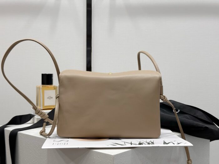 셀린느 트리오 플랩 부드러운 램스킨 10P862 라이트 베이지 레플리카 미러급 SA급 S급 고퀄리티 최상급 하이엔드 가방 [남성여성공용] 4