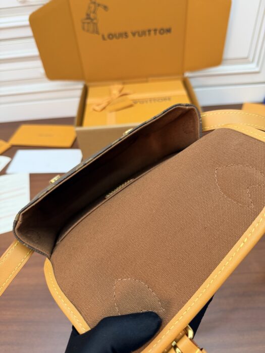 루이비통 사첼 웨어러블 월릿 M26805 레플리카 미러급 SA급 S급 고퀄리티 최상급 하이엔드 가방 [남성여성공용] 4