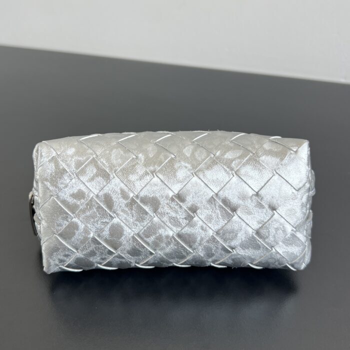 보테가베네타 스몰 인트레치아토 반달 뷰티 파우치 빈티지 실버 764044 레플리카 미러급 SA급 S급 고퀄리티 최상급 하이엔드 가방 [여성] 5