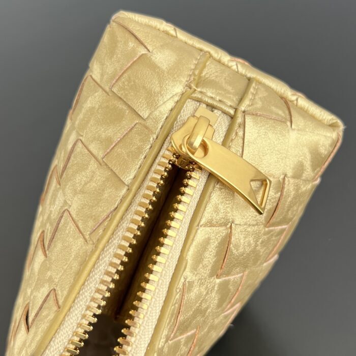 보테가베네타 스몰 인트레치아토 반달 뷰티 파우치 빈티지 골드 764044 레플리카 미러급 SA급 S급 고퀄리티 최상급 하이엔드 가방 [여성] 7