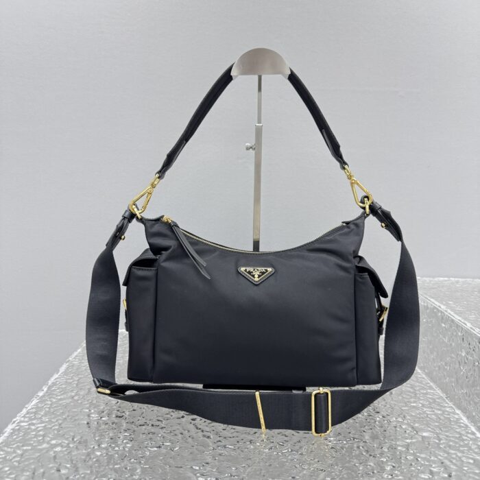 프라다 익스플로어 리나일론 앤 레더 백 블랙 금장 레플리카 미러급 SA급 S급 고퀄리티 최상급 하이엔드 가방 [남성여성공용] 4