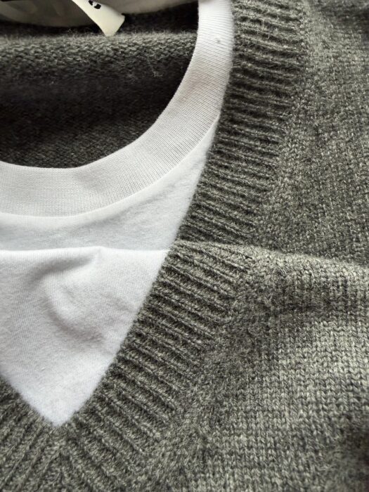 미우미우 페이크 레이어링 V넥 니트 그레이 레플리카 미러급 SA급 S급 고퀄리티 하이엔드 최상급 의류 [남성여성공용] 4