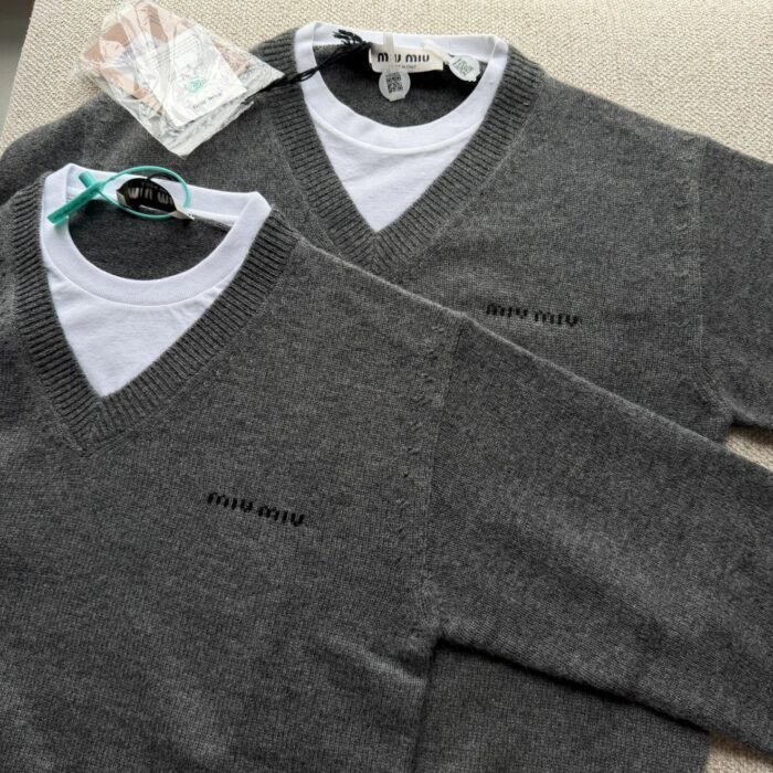미우미우 페이크 레이어링 V넥 니트 그레이 레플리카 미러급 SA급 S급 고퀄리티 하이엔드 최상급 의류 [남성여성공용] 5