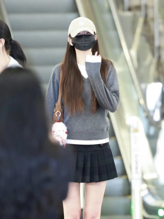 미우미우 페이크 레이어링 V넥 니트 그레이 레플리카 미러급 SA급 S급 고퀄리티 하이엔드 최상급 의류 [남성여성공용] 11