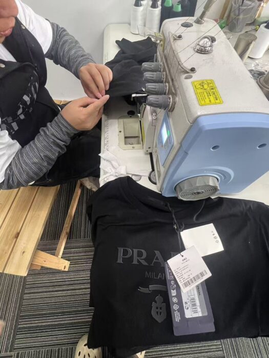 프라다 로고 프린트 크루넥 반팔티 블랙 레플리카 미러급 SA급 S급 고퀄리티 하이엔드 최상급 의류 [남성여성공용] 3