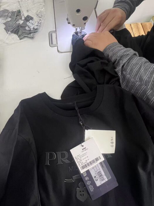 프라다 로고 프린트 크루넥 반팔티 블랙 레플리카 미러급 SA급 S급 고퀄리티 하이엔드 최상급 의류 [남성여성공용] 4
