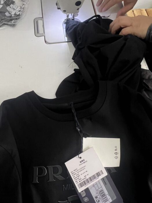프라다 로고 프린트 크루넥 반팔티 블랙 레플리카 미러급 SA급 S급 고퀄리티 하이엔드 최상급 의류 [남성여성공용] 5