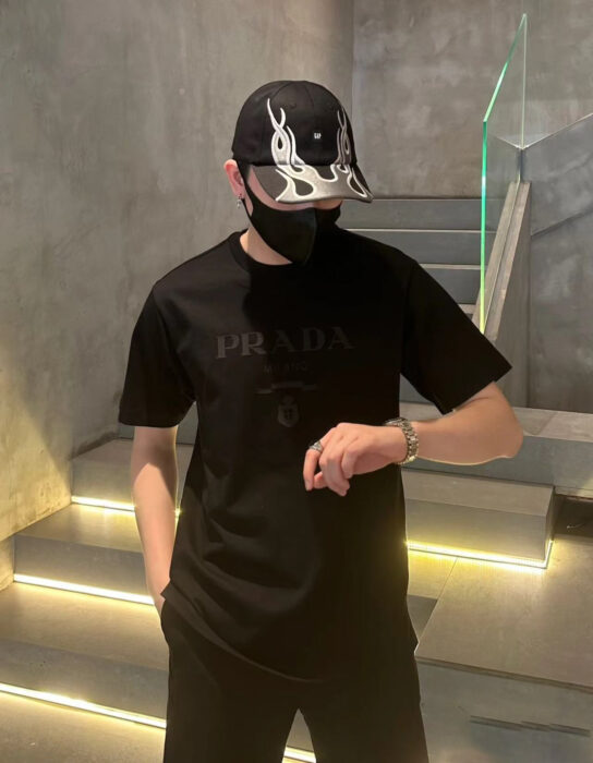 프라다 로고 프린트 크루넥 반팔티 블랙 레플리카 미러급 SA급 S급 고퀄리티 하이엔드 최상급 의류 [남성여성공용]