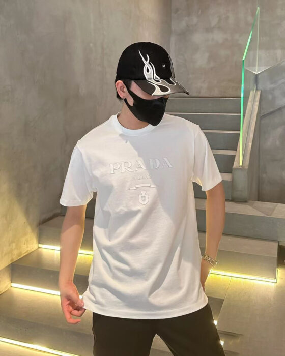 프라다 로고 프린트 크루넥 반팔티 화이트 레플리카 미러급 SA급 S급 고퀄리티 하이엔드 최상급 의류 [남성여성공용]