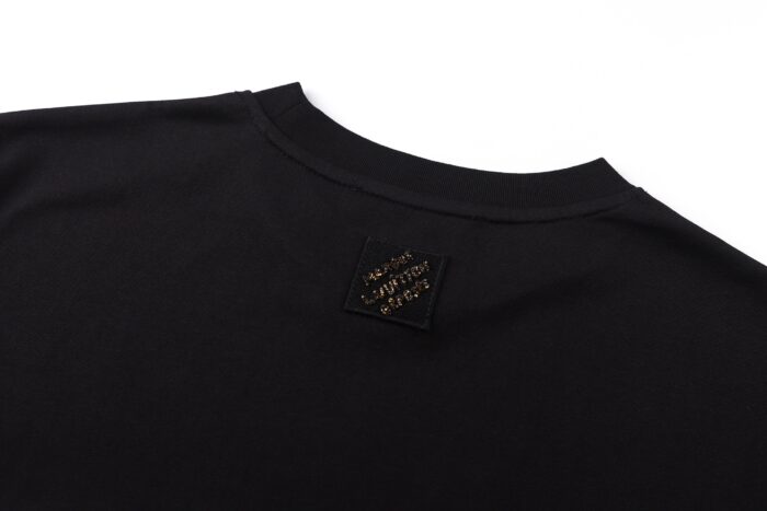 루이비통 엠벨리시드 시그니처 반팔티 블랙 1AJTYP 레플리카 미러급 SA급 S급 고퀄리티 하이엔드 최상급 의류 [남성여성공용] 6